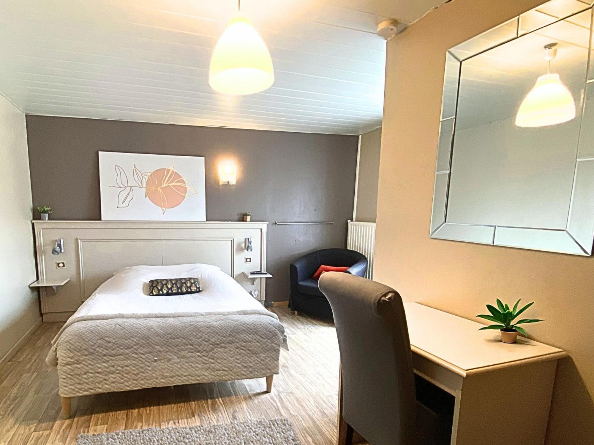 Studios & Appartements Confortables Au Centre De Bourbourg - Gare A Proximite Exterior photo